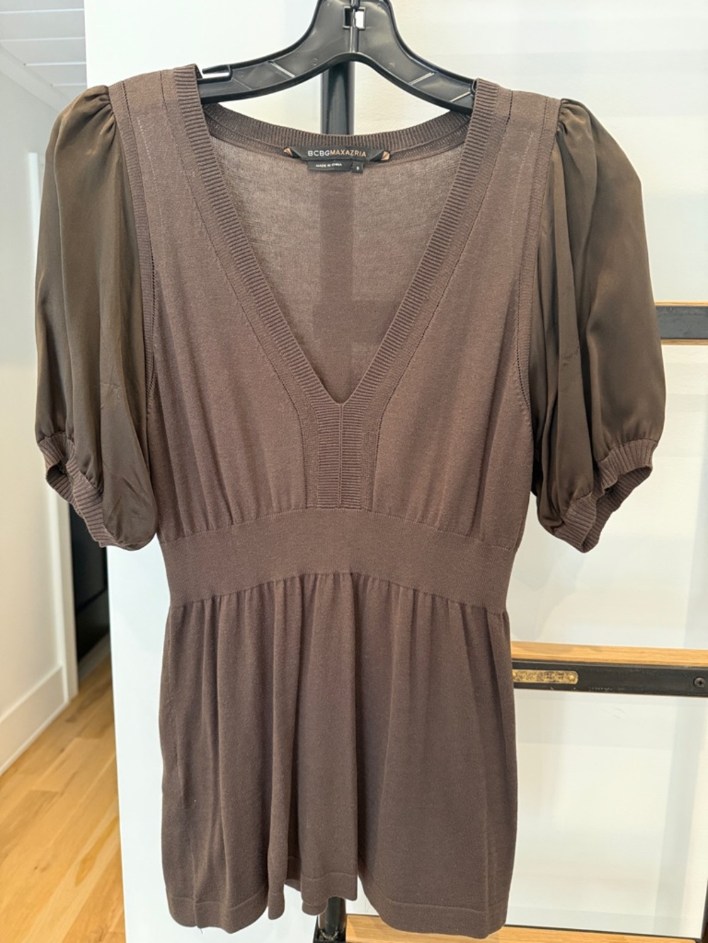 BCBGMaxAzria Brown V-Neck Puff Sleeve Knit Top